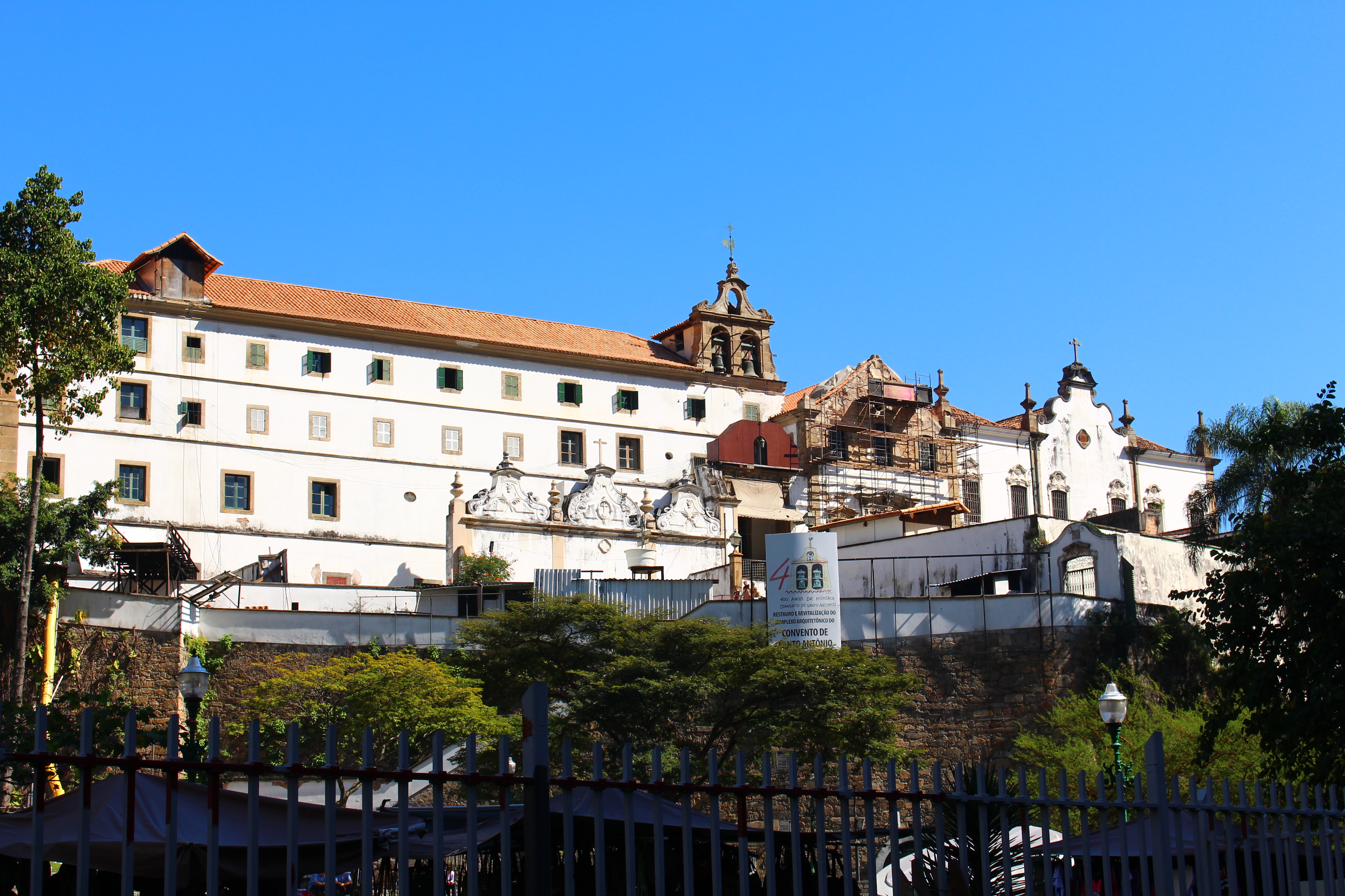 Convento de Santo Antônio visto do Largo da Carioca