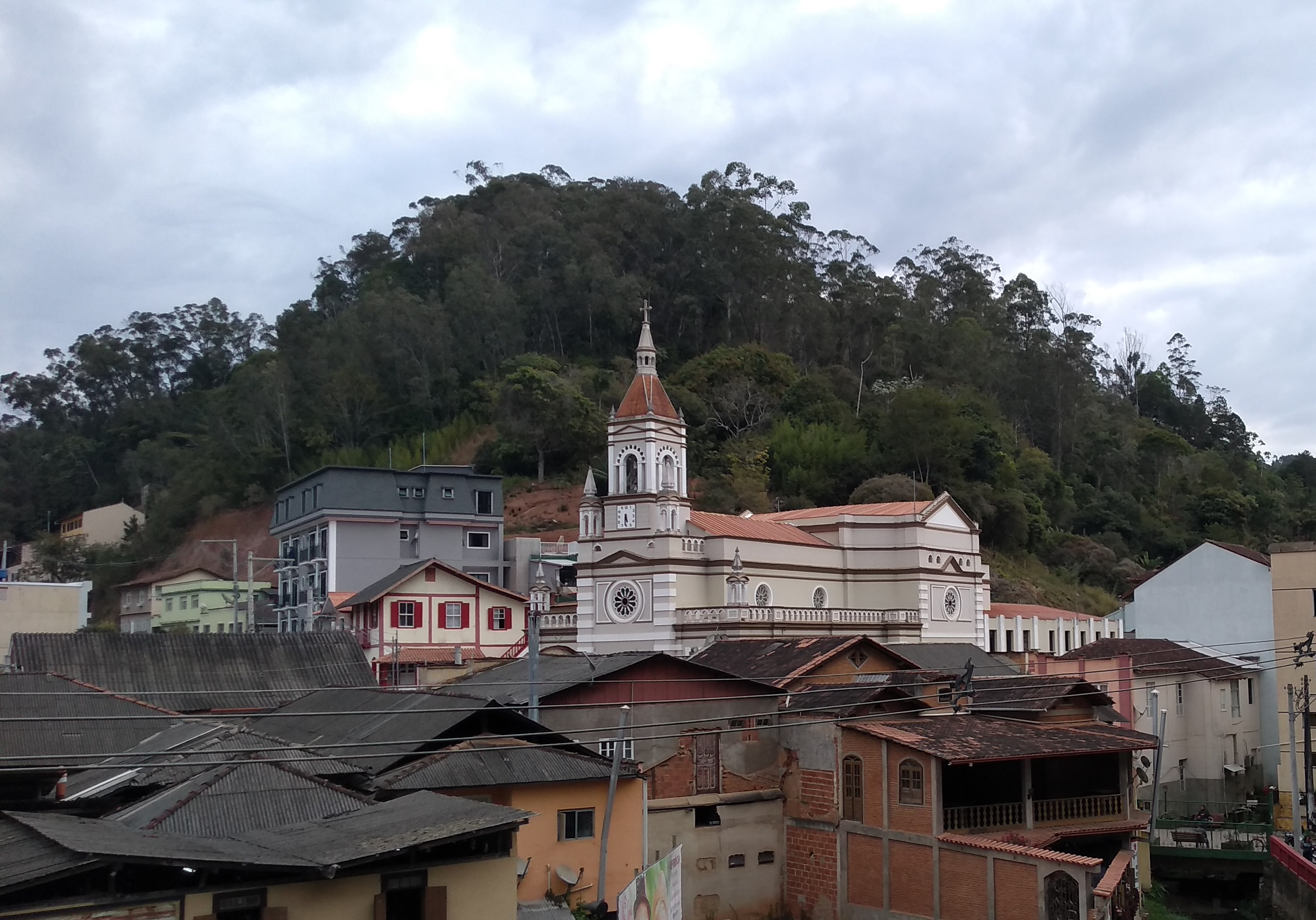 Vista da Igreja Matriz de Santa Teresa, Espírito Santo, a partir de uma rua da cidade